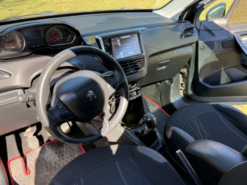 Peugeot 208  hatchback ofrecido en Sauce 