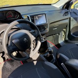 Peugeot 208  hatchback ofrecido en Sauce 