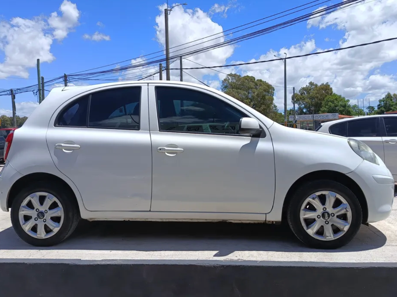Nissan March  hatchback ofrecido en Ciudad de la Costa 