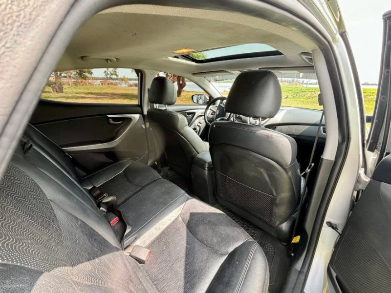 Venta en Uruguay de Hyundai Elantra  4 puertas 