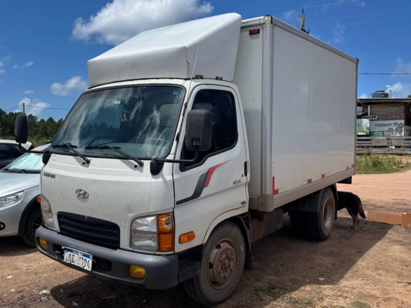 Hyundai Hd45  caja ofrecido en Punta del diablo 
