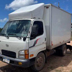 Hyundai Hd45  caja ofrecido en Punta del diablo 