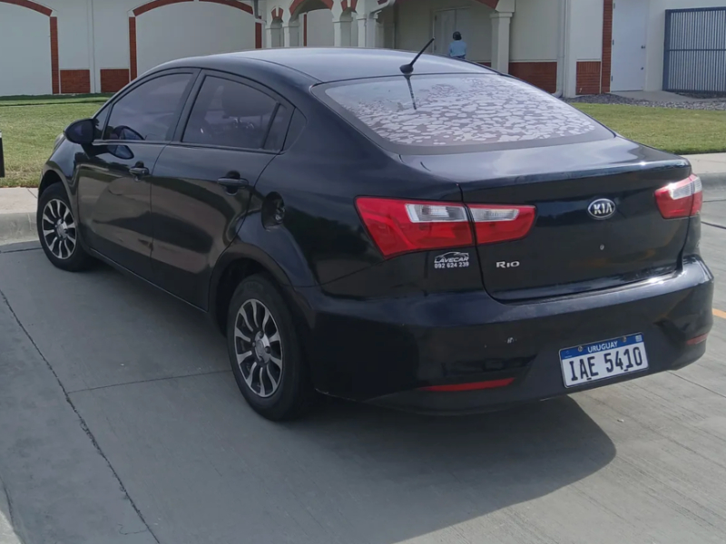 Kia Rio  sedán ofrecido en Joaquín Suárez 