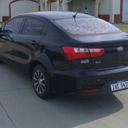 Kia Rio  sedán ofrecido en Joaquín Suárez 