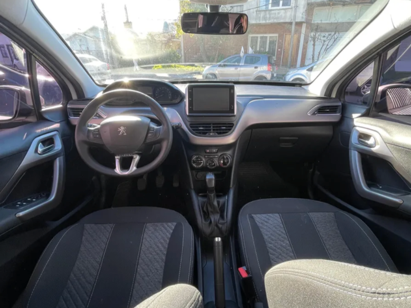 Venta en Uruguay de Peugeot 208  4 puertas 