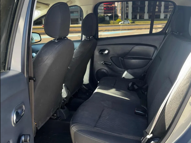 Renault Sandero  hatchback ofrecido en Punta del Este 