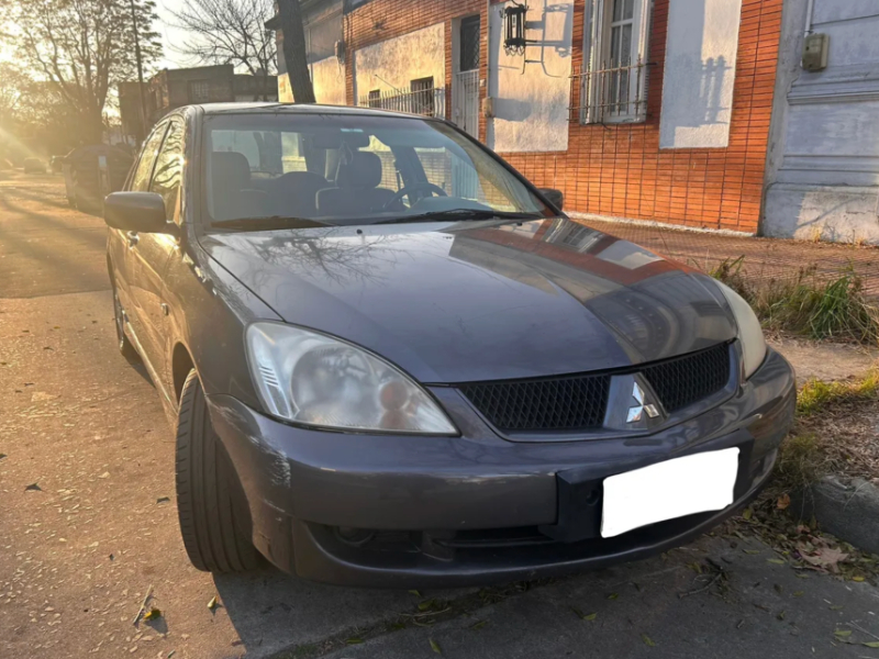 Mitsubishi Lancer  sedán ofrecido en Capurro 