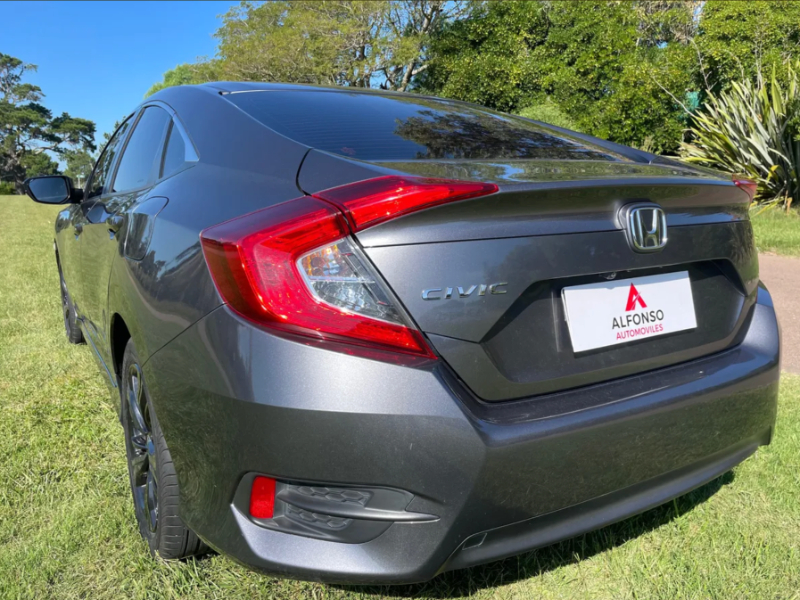 Honda Civic  sedán ofrecido en Maldonado 