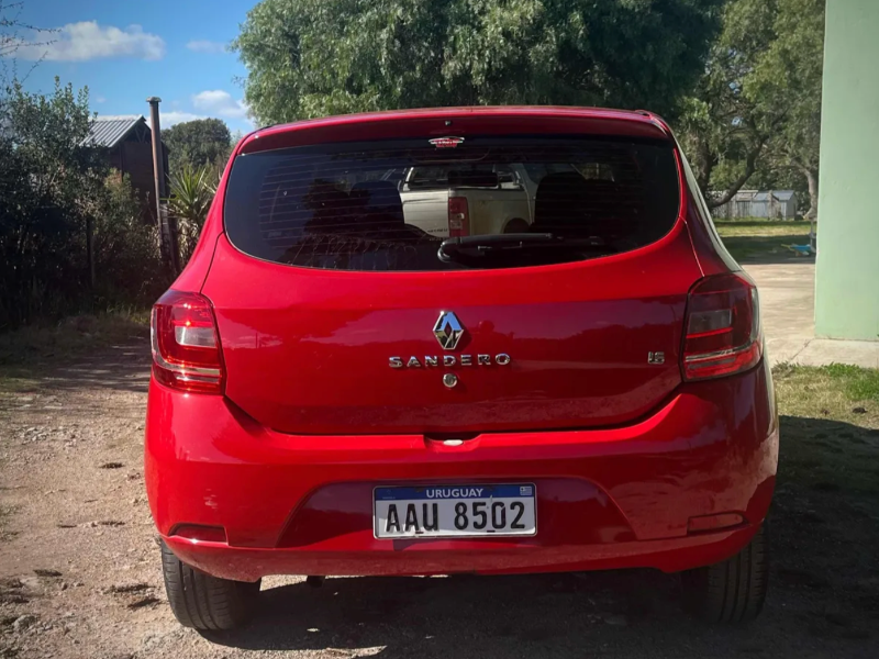 Renault Sandero  hatchback ofrecido en Minas 
