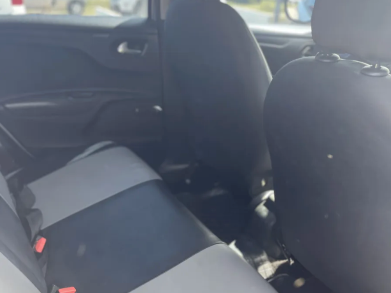 Peugeot 301  sedán ofrecido en Playa Verde 