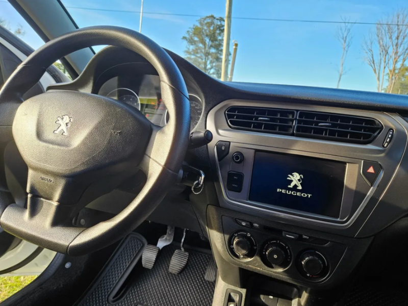 Venta en Uruguay de Peugeot 301  4 puertas 