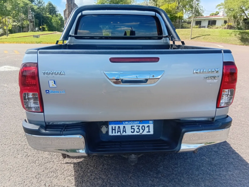 Toyota Hilux  pickup ofrecido en Salto 