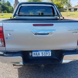 Toyota Hilux  pickup ofrecido en Salto 