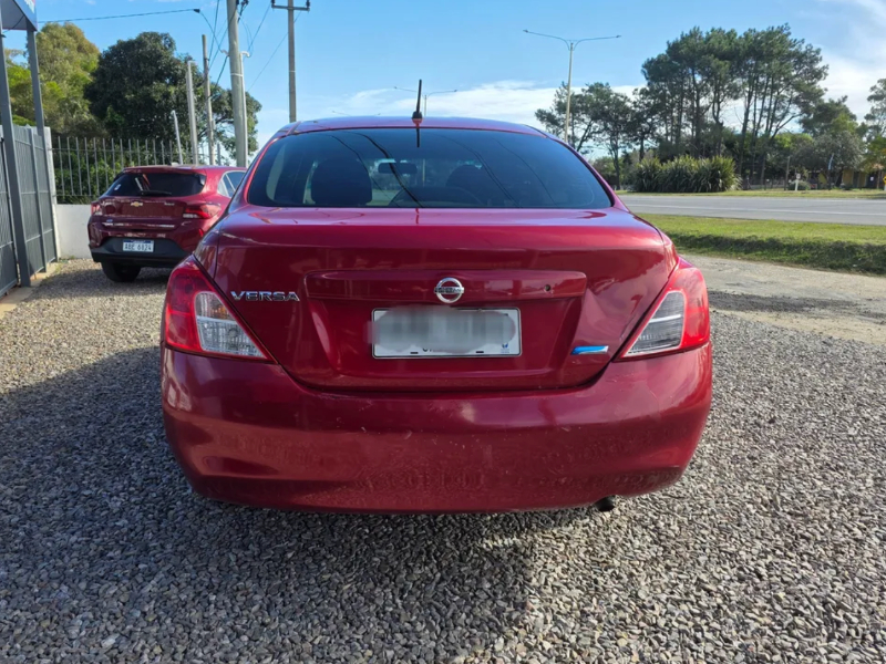 Venta en Uruguay de Nissan Versa  4 puertas 