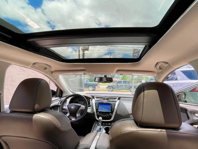 interior del vehículo en condiciones