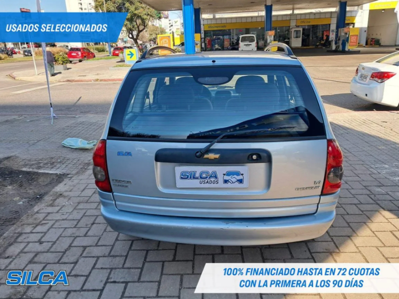 Chevrolet Corsa  hatchback ofrecido en Tres Cruces 