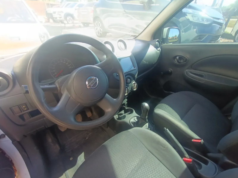 Venta en Uruguay de Nissan March  4 puertas 