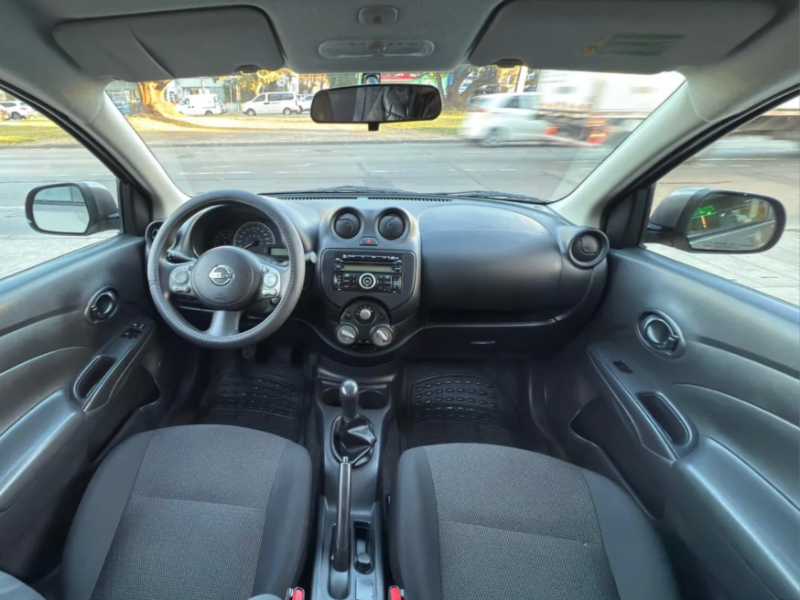 Venta en Uruguay de Nissan Versa  4 puertas 