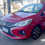 Foto: Mitsubishi Mirage 2023 1.2 AT Seminuevo – Solo 3.150 km | Rojo Impecable en Maldonado