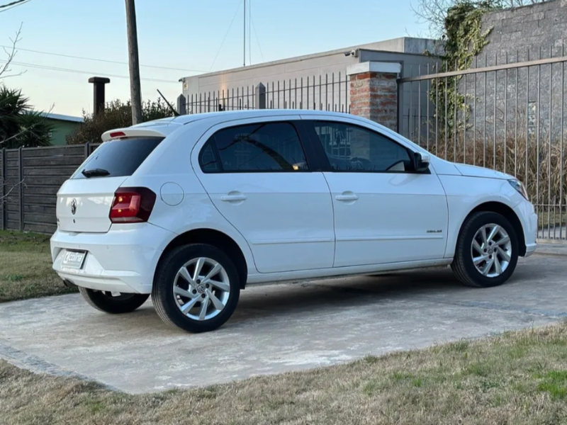 Volkswagen Gol  hatchback ofrecido en Las Piedras 