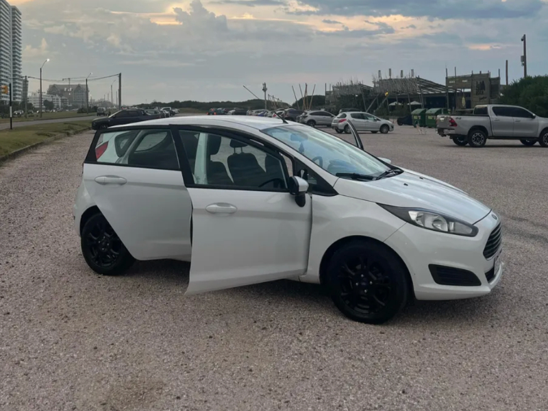 Ford Fiesta Kinetic  hatchback ofrecido en Punta del Este 