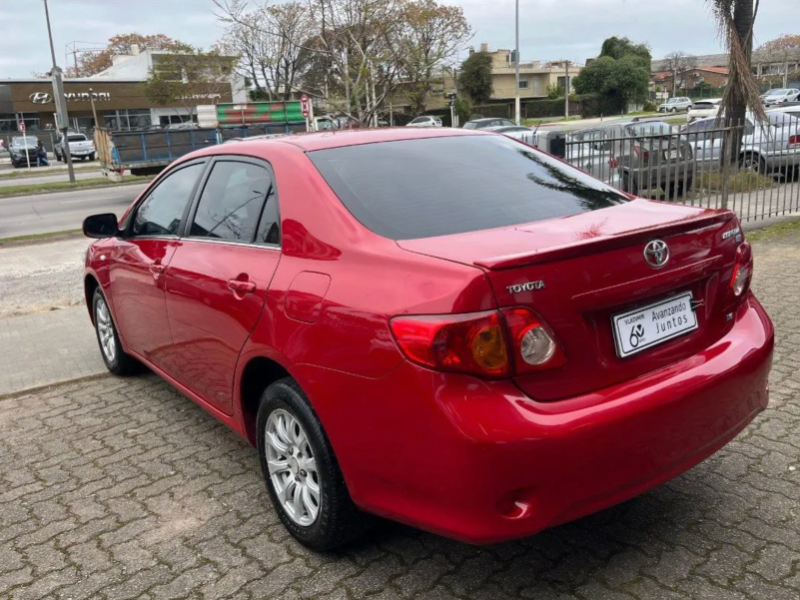 Toyota Corolla  sedán ofrecido en Malvín Norte 
