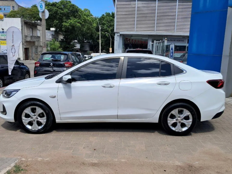 Chevrolet Onix plus  sedán ofrecido en Sayago 