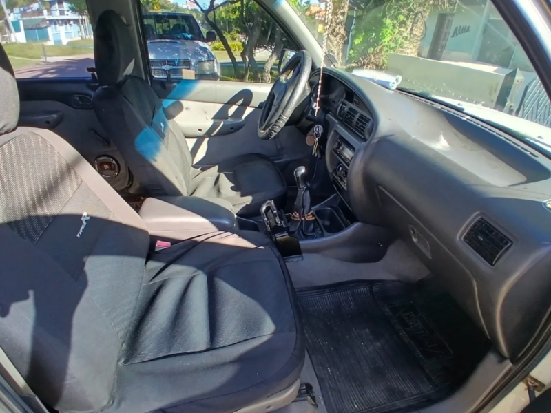 Venta en Uruguay de Mazda UL51 LA1  4 puertas 