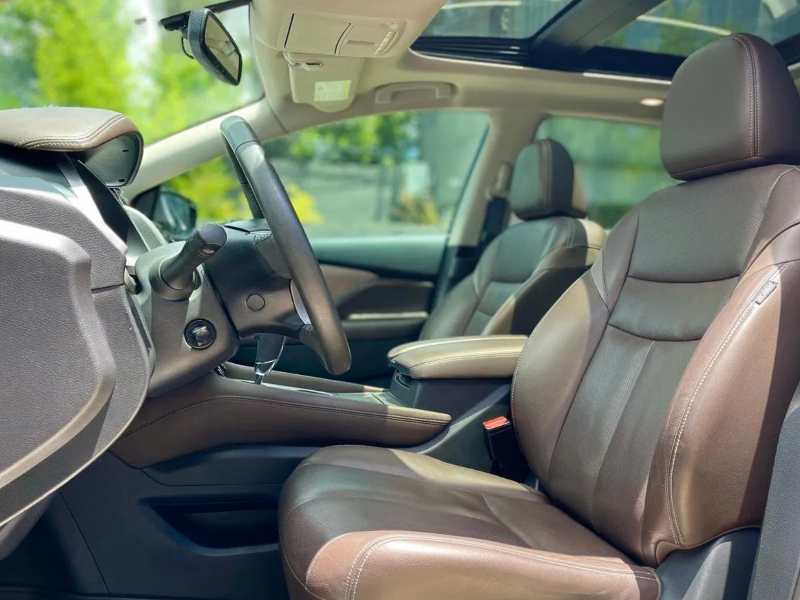 vista interna del Nissan