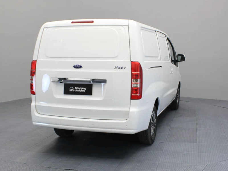 JAC M3  minivan ofrecido en Punta del Este 