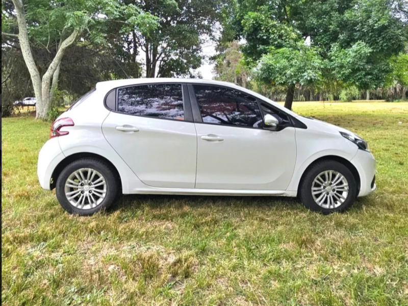 Peugeot 206  hatchback ofrecido en Colonia del Sacramento 