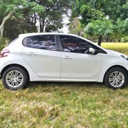 Peugeot 206  hatchback ofrecido en Colonia del Sacramento 