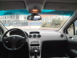 Peugeot 408  sedán ofrecido en La Blanqueada 