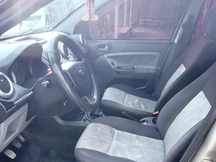 Venta en Uruguay de Ford Fiesta  4 puertas 
