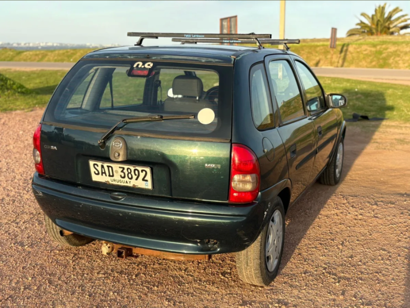 Venta en Uruguay de Chevrolet Corsa  4 puertas 