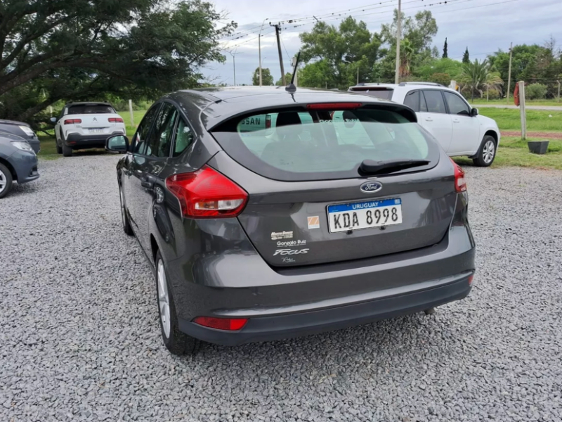 Venta en Uruguay de Ford Focus  4 puertas 