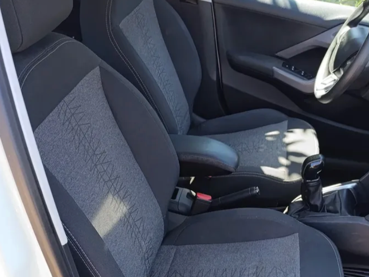 Venta en Uruguay de Peugeot 208  4 puertas 