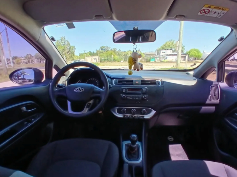 Venta en Uruguay de Kia Rio  4 puertas 