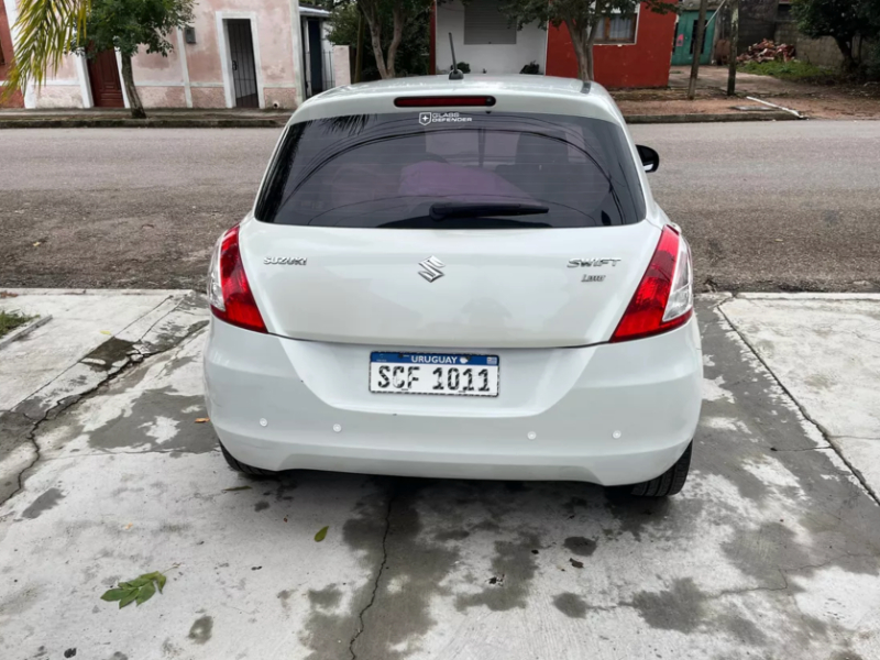 Suzuki Swift  hatchback ofrecido en Treinta y Tres 