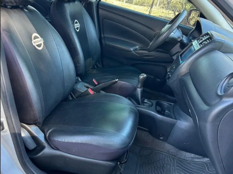 Venta en Uruguay de Nissan Versa  4 puertas 