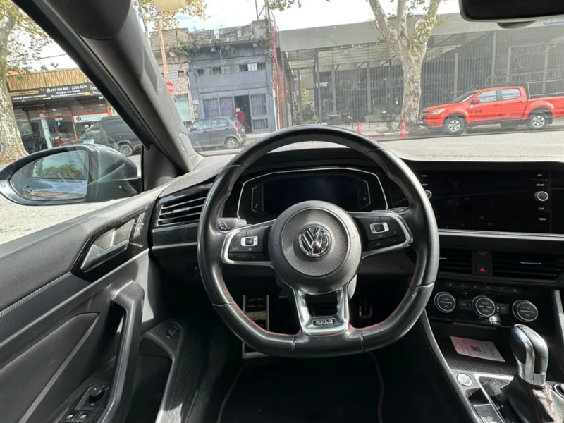 Venta en Uruguay de Volkswagen Vento  4 puertas 