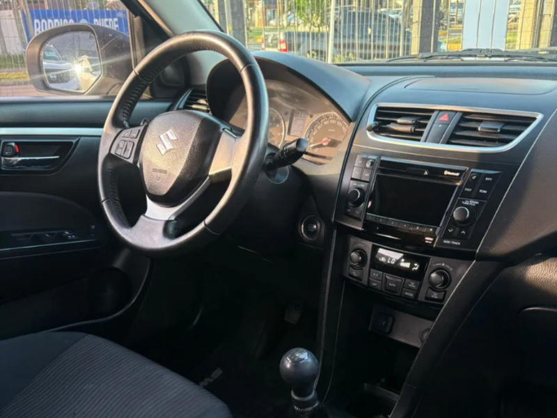 Venta en Uruguay de Suzuki Swift  4 puertas 
