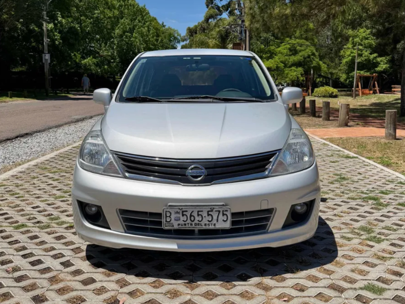 Nissan Tiida  sedán ofrecido en Carrasco 