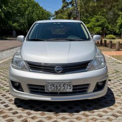 Nissan Tiida  sedán ofrecido en Carrasco 