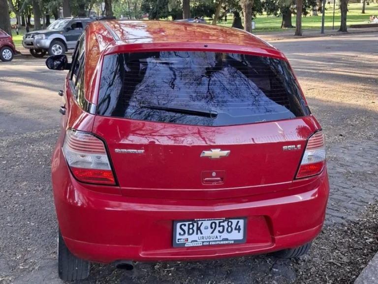 Chevrolet Agile  hatchback ofrecido en Parque Batlle 