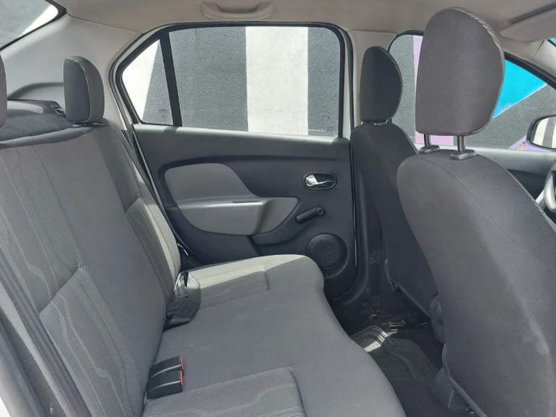 Renault Logan  sedán ofrecido en La Blanqueada 