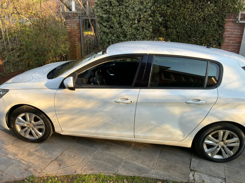 Peugeot 308  hatchback ofrecido en Carrasco 