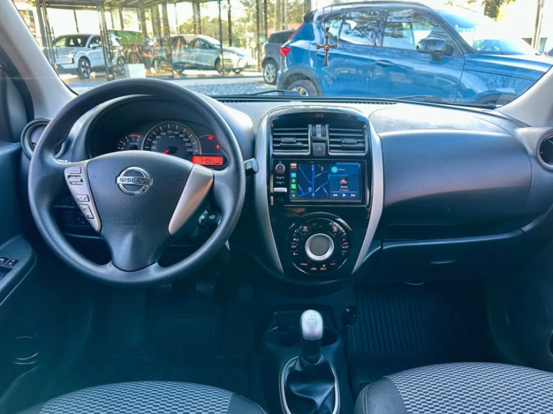 Venta en Uruguay de Nissan March  4 puertas 