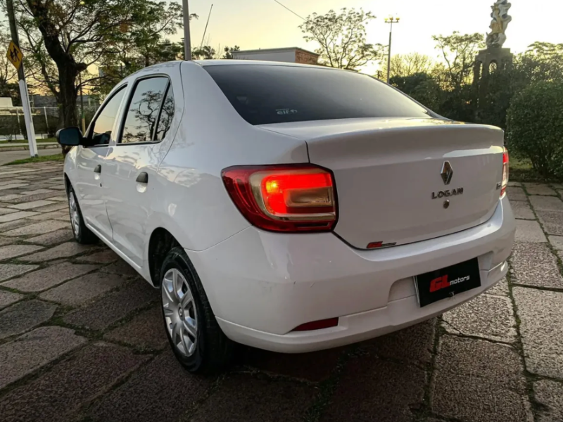 Venta en Uruguay de Renault Logan  4 puertas 