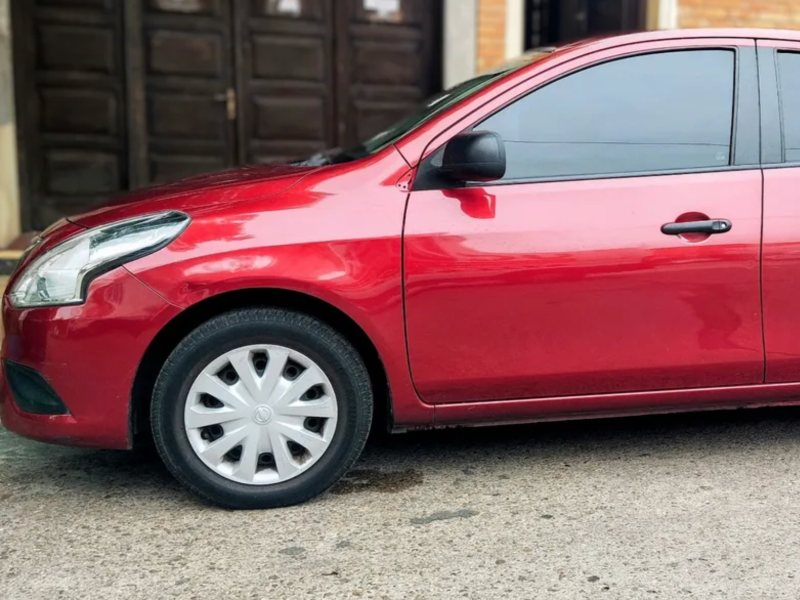 Nissan Versa  sedán ofrecido en Paysandú 